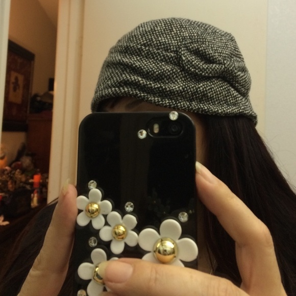 Cute asymmetrical black/white/grey hat with bow - Picture 3 of 3
